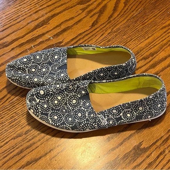 TOMS “Alpargatta” Navy Patterned Shoes - Picture 5 of 5